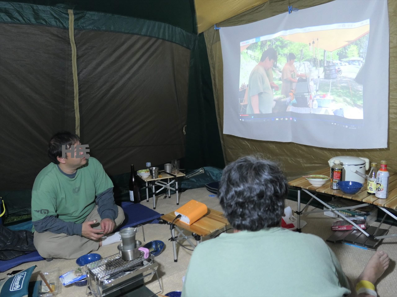 Ad この夏キャンプ場で 海で 庭で 映画やドラマを楽しもう アウトドア仕様の充電式小型ledプロジェクター Benq Gs1