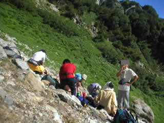 写真：大雪渓途中の岩場で休憩