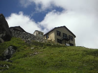 写真：ちらりと姿を現した山小屋