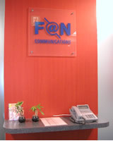 赤い木目のパーテーションがいい感じ