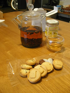 お土産のクッキーはすごくおいしかった。特に塩味きいていたやつ。アップルティーも。手前のクッキーには「コ」の文字♪