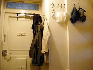 我が家の玄関を公開。この時期だけは、上着を部屋に持ち込まず、玄関脇に吊るしている