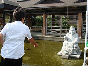 エビス様像の前の竹籠にうまくお金を投げ入れたら勝ちというゲーム。・・・ではないのだが、つい夢中になってしまった30代＆40代のご一行。大人気ないなんていわないでね。私達、心が若いの！