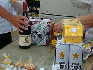 途中の酒屋で、夜の飲み物調達。車に戻ったら「あんたら、またそんなに買い込んで！絶対飲めんて」といわれたが・・・足りなくなるより余る方がいいのさ
